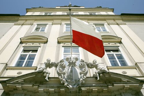 Über dem Südportal des Linzer Landhauses weht eine Oberösterreich-Fahne