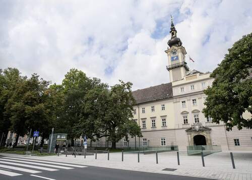 Blick auf das Linzer Landhaus von der Promenade.