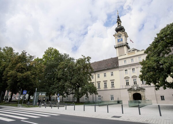 Blick auf das Linzer Landhaus von der Promenade.