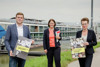 Landesrat Stefan Kaineder, DIin Regina Pürmayr und Eva Schobesberger stehen nebeneinander auf einem Weg am Donauufer, im Hintergrund  ein Donau-Kreuzfahrtschiff