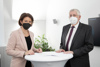 Landesrätin Michaela Langer-Weninger und Hans Hingsamer, beide mit FFP2-Maske, stehen nebeneinander versetzt an einem Stehtisch