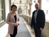 Landesrätin Michaela Langer-Weninger und Hannes Royer stehen nebeneinander auf einem Gang im Arkadenhof des Linzer Landhauses