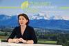 Agrar-Landesrätin Michaela Langer-Weninger sprechend vor einem Plakat, das das Motto „Zukunft Landwirtschaft 2030“ und einen Ausblick auf die Alpen in Oberösterreich zeigt.