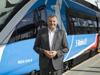 Infrastruktur-Landesrat Mag. Günther Steinkellner steht vor einer OÖ S-Bahn-Garnitur