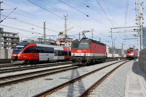 Drei Lokomotiven auf den Gleisen rund um den Hauptbahnhof Linz