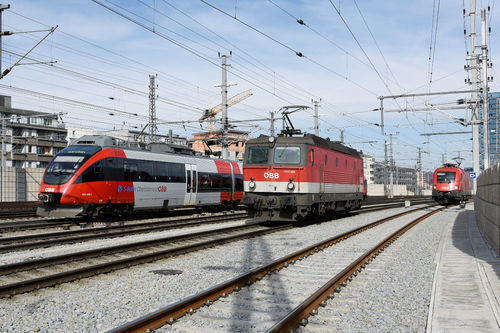 Zwei Zuggarnituren der ÖBB in einem Bahnhof