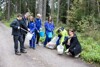 Infrastruktur-Landesrat Günther Steinkellner (2.v.l.) und Agrar-Landesrätin Michaela Langer-Weninger (r.) haben mit den Schüler:innen des Abz Hagenbergs aktiv ein Zeichen gegen Littering gesetzt.