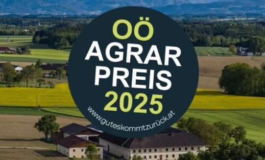 Logo OÖ Agrarpreis, Landschaft mit Bauernhof, Feldern, Wald, Bergen, Beschriftung: OÖ Agrarpreis 2025, www.guteskommtzurück.at
