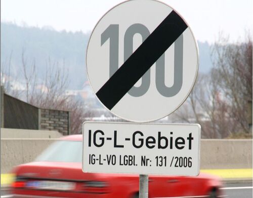 Verkehrszeichen Ende 100 km/h auf einer Autobahn, IG-L-Gebiet