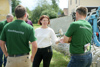 Agrar-Landesrätin Michaela Langer-Weninger steht zwei Männern gegenüber, die von hinten zu sehen sind; am Rücken ihrer T-Shirts steht das Wort „Maschinenring“.