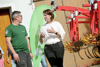Agrar-Landesrätin Michaela Langer-Weiniger spricht mit einem Mann vom Maschinenring; rechts im Bild ist ein landwirtschaftliches Gerät zu sehen. 