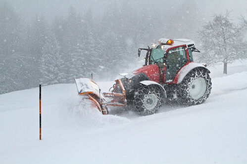 Maschinenring-Traktor beim Schneeräumen 