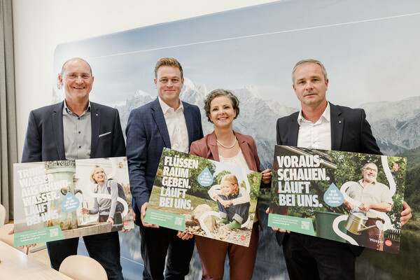 Christian Kneidinger (Gruppenleiter Trinkwasser und Abwasser – Land OÖ), Umwelt- und Klima-Landesrat Stefan Kaineder, Daniela König (Direktorin Umwelt- und Wasserwirtschaft) und Peter Kickinger (Gruppenleiter Gewässergüteaufsicht und Hydrographie) präsentieren die Sujets der neuen Kampagne zur Trinkwasserversorgung. 