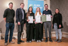 Sechs Personen, drei davon mit Auszeichnungen in Händen, stehend nebeneinander, unter ihnen Landesrat Stefan Kaineder, ganz rechts Beate Dunzinger, im Hintergrund Rollup des Klimabündnis OÖ