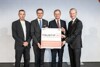 Markus Manz (CEO Software Competence Center Hagenberg (SCCH)), Wirtschafts- und Forschungs-Landesrat Markus Achleitner, Landeshauptmann Thomas Stelzer und Stefan Haas (CEO TÜV Austria) halten gemeinsam ein Schild mit dem Logo „Trustifai“ in Händen.