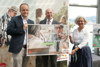 Johannes Mayr, Landesrat Max Hiegelsberger und Mag.a Maria-Theresia Wirtl halten gemeinsam ein Plakat mit Aufschrift Der Frisch-aus-dem Backofen-Genuss, Das echte Oberösterreich. Abgebildet ist ein Mann, der bei einem Brotstück abbeißt und genussvoll die Augen schließt