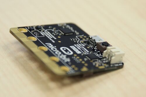 Minicomputer micro:bit, Computerplatine, Metallplatte mit Kontaktstellen