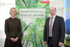 DIin Elfriede Moser und Landesrat Max Hiegelsberger an einem Konferenztisch, im Hintergrund Plakat mit Aufschrift Zukunft Landwirtschaft 2030