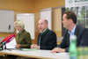 DIin Elfriede Moser, Landesrat Max Hiegelsberger und DI Friedrich Rumplmayr am Konferenztisch mit Mikrofonen