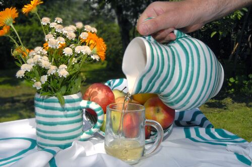 Most wird aus einem Krug in ein Glas geleert