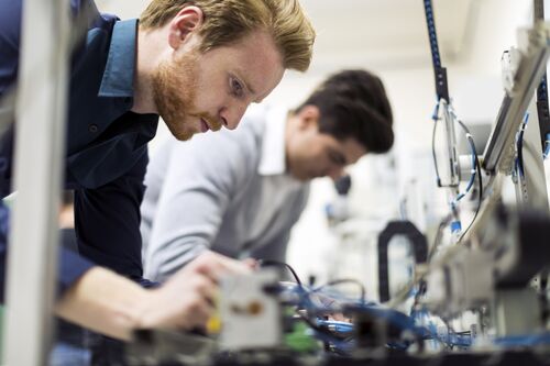 Zwei Männer arbeiten an elektrischen Komponenten