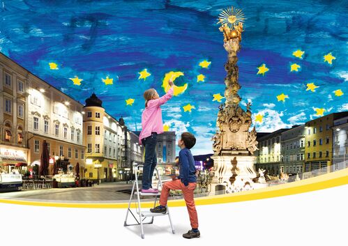 Werbesujet der Nacht der Familie, Mädchen und Bub malen Sterne und Mond auf Foto von Linzer Hauptplatz