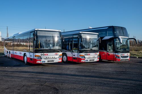 Drei neue Regionalbusse parken nebeneinander