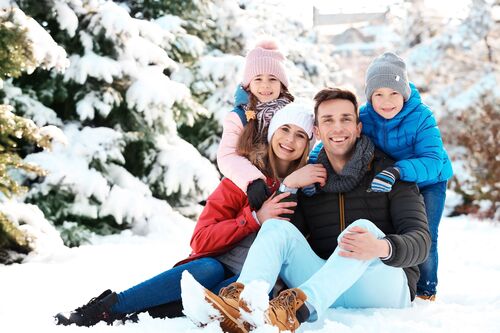 Eine Familie sitzt im Schnee