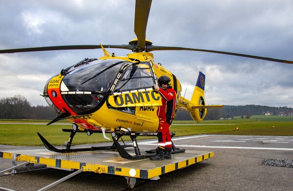 Der Notarzthubschrauber Christophorus Europa 3 am Stützpunkt Suben 