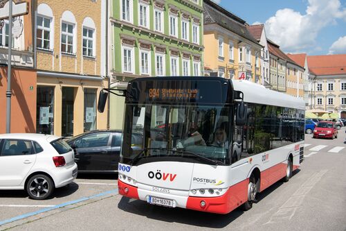 Der OÖVV-Citybus Braunau am Stadtplatz.