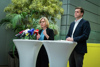Ministerin Leonore Gewessler und Landesrat Stefan Kaineder stehen nebeneinander jeweils an einem Stehtisch mit Mikrofonen