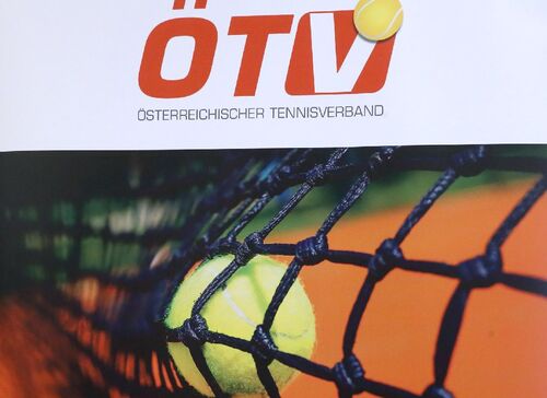 Plakat mit der Aufschrift ÖTV Österreichischer Tennisverband und einem Tennisball, der in ein Netz trifft.