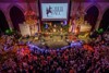 Der Oberösterreicher Ball im Wiener Rathaus, Blick auf den Ballsaal von oben beim Auftritt der Gruppe Folkshilfe.