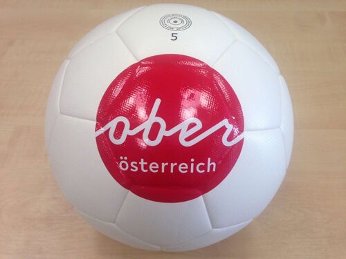 Fußball mit dem Schriftzug „oberösterreich“ drauf