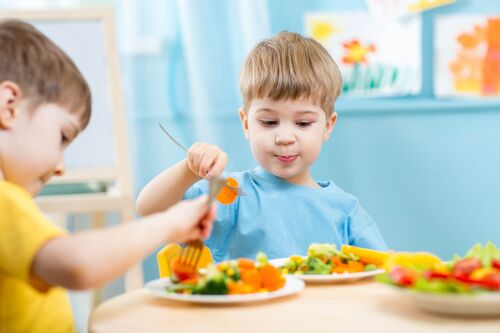 Kleinkind beim Essen von Gemüse