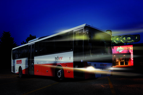 OÖVV Bus vor einem Nachtlokal