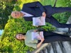 Markus Ladendorfer (Leitung Bildungsschlösser OÖ, re.) und Laura Hochedlinger (Marketing Bildungsschlösser OÖ) präsentieren im Schlosspark auf Schloss Weinberg das neue Bildungsprogramm.