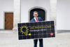 Wirtschafts- und Energie-Landesrat Markus Achleitner mit einem Photovoltaik-Paneel.