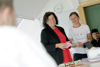 Landesrätin Birgit Gerstorfer mit Streetworkerin Marianne Eichinger beim Besuch in der Nähwerkstatt