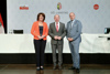 Sabine Binder, Max Hiegelsberger und Peter Binder stehen nebeneinander vor einem Konferenztisch, im Hintergrund Fotowand mit dem Logo für den Oö. Landtag, Oberösterreich-Wappen und Oberösterreich-Symbol