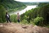 Landwirtschaftsministerin Elisabeth Köstinger und Agrar-Landesrat Max Hiegelsberger auf einer Fläche mit jungen Bäumen, im Hintergrund Donautal, Fluss, Wald