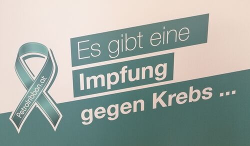 Kampagnenplakat mit der Aufschrift: Es gibt eine Impfung gegen Krebs ... inkl. einem Ribbonzeichen, auf dem Petrolribbon.at steht