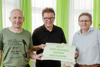 LR Rudi Anschober, Dr. Martin Schwarz (l., Naturschutzbund OÖ) und Heinz Wahlmüller (r., Landesverband für Bienenzucht) 