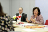 Mag. Dietmar Krenmayr und Landesrätin Birgit Gerstorfer sitzen nebeneinander an einem Konferenztisch mit Mikrofonen