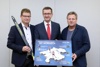 v.l.: Reinhard Gösweiner, ÖSV, Biathlon-Coach, Windischgarsten/Rosenau, Wirtschafts- und Sport-Landesrat Markus Achleitner und Bernhard Zauner, OÖ. Landesskiverband / Vizepräsident Nordisch