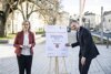 Bundesministerin Leonore Gewessler, BA, und Landeshauptmann Mag. Thomas Stelzer, zwischen ihnen eine Tafel mit Unterschriften und Beschriftung: Memorandum of Understandig, Klimaschutzministerium, Land Oberösterreich und Stadt Linz geben grünes Licht für das Öffi-Paket für Oberösterreich