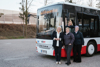 Christa Trixl, Katrin Bumberger und Bernadette Kumpl stehen nebeneinander vor einem Linienbus, dahinter im Fahrerhaus Adriana Teoran, auf dem Display an der Front des Busses steht Weltfrauentag.