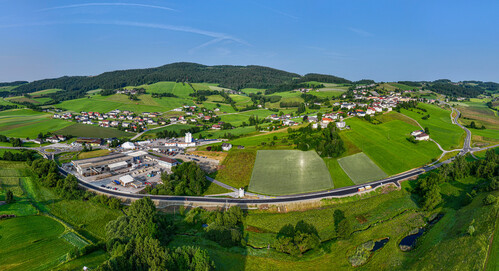 Luftbild: Die Gemeinde Peilstein mit der neuen Umfahrung.