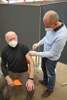 weißhaariger über 80-jähriger Mann wird geimpft