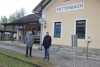 Infrastruktur-Landesrat Mag. Günther Steinkellner und LAbg. Michael Gruber stehen nebeneinander vorm Bahnhofsgebäude in Pettenbach.